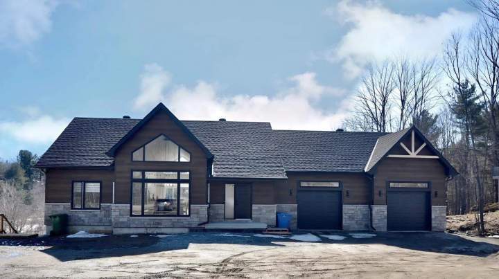 Residential garage door purchase near Gatineau